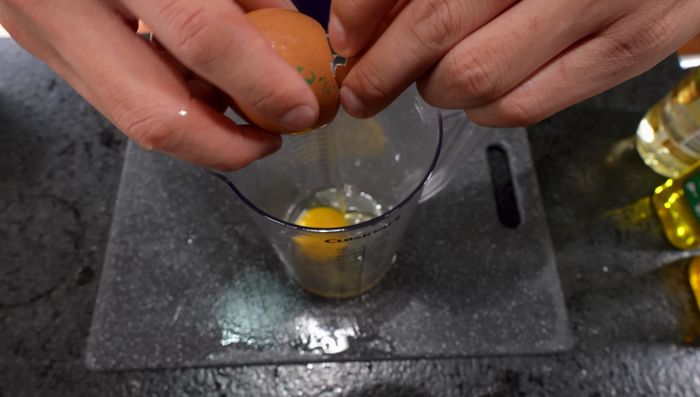 Preparar la vinagreta: emulsionar el huevo con aceite vegetal y aceite de oliva. Añadir mostaza, alcaparras, anchoas, aceite de anchoas, salsa inglesa, queso parmesano rallado, sal y pimienta. Agregar agua hervida fría si es necesario para obtener la consistencia deseada.