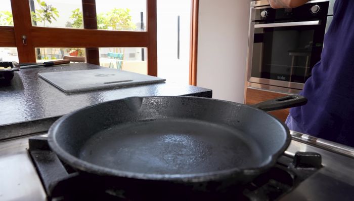 Freír el tocino hasta que esté crujiente.