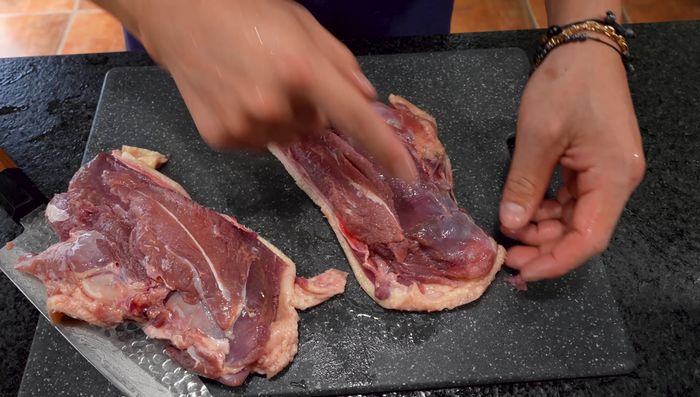Preparar el pato: limpiar la pechuga de pato, retirar el exceso de grasa y plumas. Sazonar con sal, pimienta, comino, ajo machacado y romero. Sellar en un sartén caliente con aceite vegetal durante 6-7 minutos por lado a fuego lento.