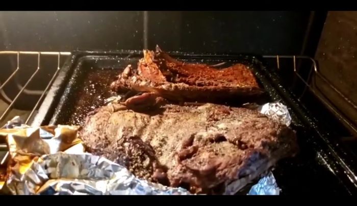 Después de dos horas, subimos la temperatura del horno a 200 grados y dejamos que se doren las costillas.