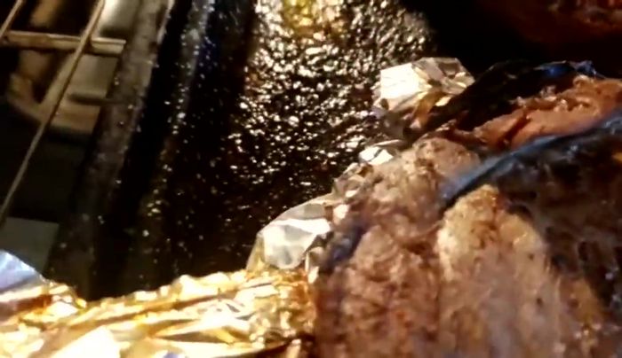 Para ayudar a dorar, untamos la grasa derretida de las costillas hacia arriba con una brocha.