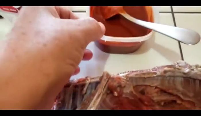 Preparamos el adobo para una de las costillas: chile rojo molido, vinagre, pimienta, comino, ajo.