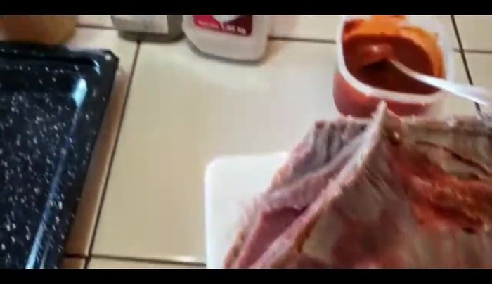 Adobamos una costilla con la mezcla anterior. La otra costilla solo la sazonamos con sal, ajo y pimienta.