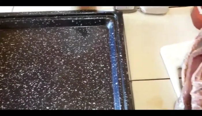Untamos manteca de puerco en la charola para horno.