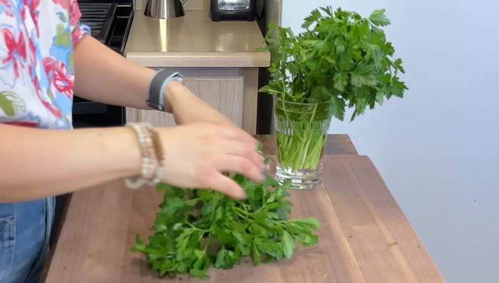 Picar finamente el perejil, la albahaca, el ajo y la cebolla. Reservar.