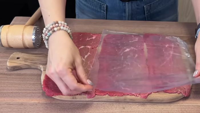 Aplanar los bisteces de res con un martillo de cocina.