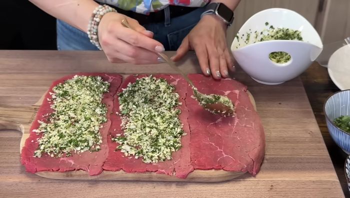 Rellenar cada bistec con la mezcla preparada, enrollar y asegurar con un palillo.