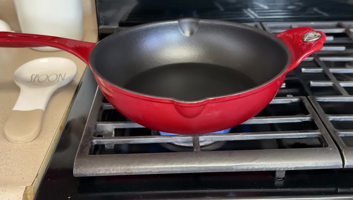 En una olla, acitronar la cebolla y el ajo en aceite de oliva a fuego medio. Agregar los rollos de carne y sellarlos por 2 minutos de cada lado.
