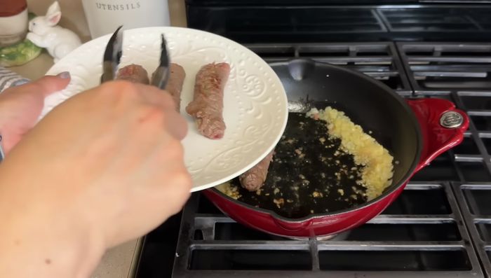 Retirar los rollos de carne de la olla y reservar.