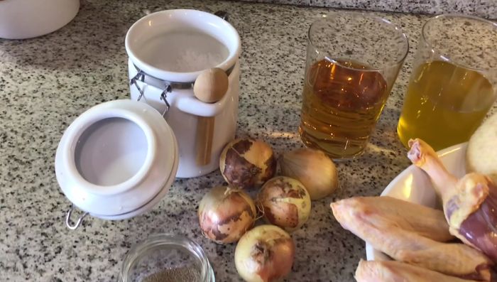 Pelar las cebollas y dejarlas enteras.
