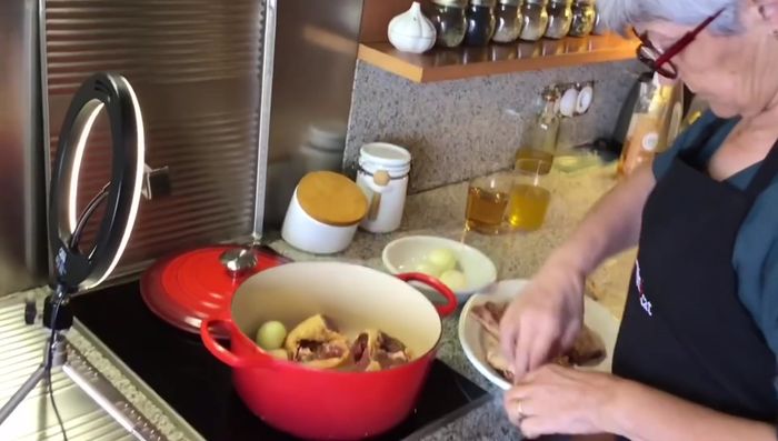 En una cazuela, colocar el pato, las cebollas, la cabeza de ajos partida por la mitad, el aceite de oliva virgen extra y el vino blanco.