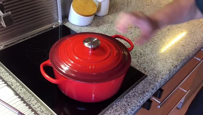 Tapar la cazuela y cocinar a fuego medio durante aproximadamente 50 minutos.
