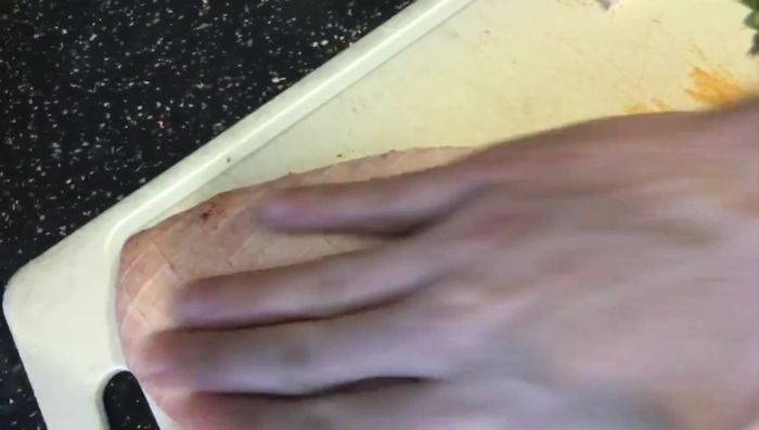 Preparar el pato: Cortar la piel del magret de pato en rombos con un cuchillo afilado. Sazonar con sal y frotar con polvo de 5 especias.