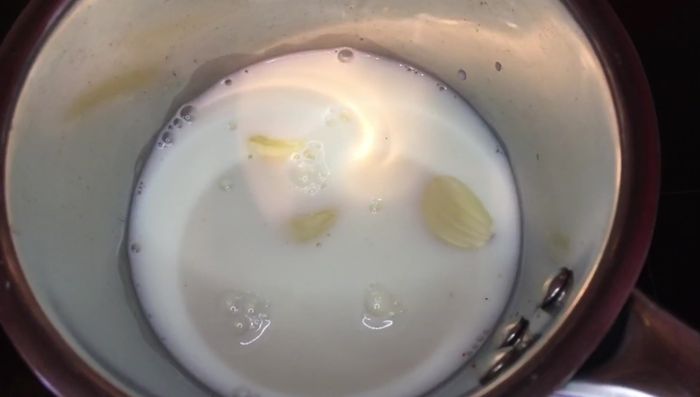 Blanquear los ajos: Cubrir 3 dientes de ajo (sin germen) en leche y hervir a fuego medio-alto hasta que la leche hierva. Repetir este proceso 4 veces para suavizar el sabor del ajo.