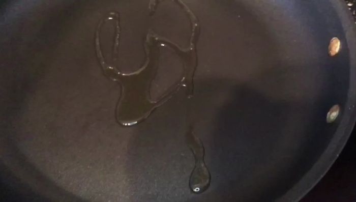 Cocinar el pato: En una sartén caliente con un poco de aceite, cocinar el pato 3 minutos por lado de la piel, luego 1 minuto por el otro lado, repetir 3 minutos y 1 minuto. Dejar reposar para que se termine de cocinar con el calor residual.