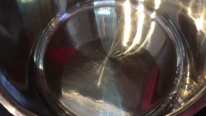 Preparar las acelgas: En una olla o sartén grande con aceite vegetal, saltear las acelgas cortadas en trozos hasta que estén tiernas (aproximadamente 1-2 minutos).