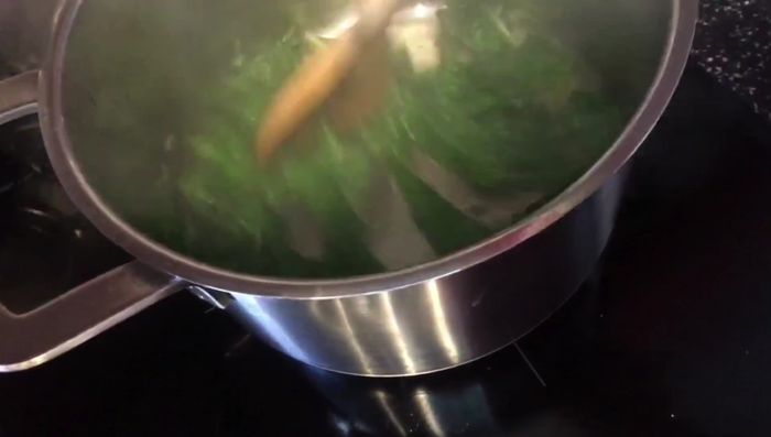 Finalizar las verduras: Agregar mirin a las acelgas y remover hasta que se reduzca. Agregar guisantes y ajetes troceados. Apagar el fuego y añadir la vinagreta reservada.