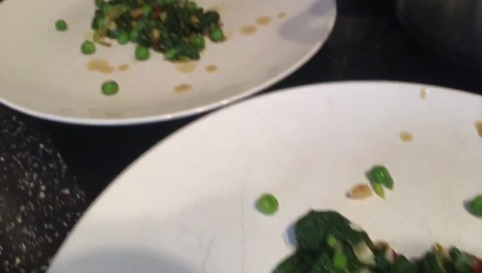 Emplatar: Cortar el magret en láminas. Colocar las verduras en un plato, encima el pato y por último un poco del jugo de las verduras.