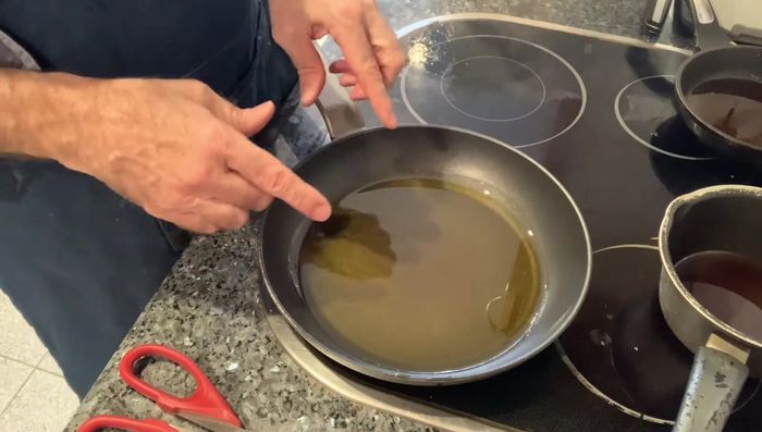 Preparar las gambas y cigalas: Saltearlas en abundante aceite de oliva hasta que estén doradas. Retirar y reservar.