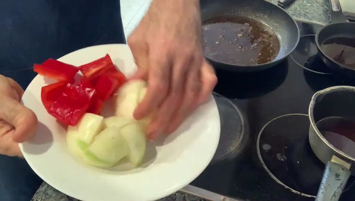 Preparar el sofrito: Picar la cebolla, el pimiento y el ajo finamente. Sofreír en una sartén con aceite de oliva hasta que estén pochados.