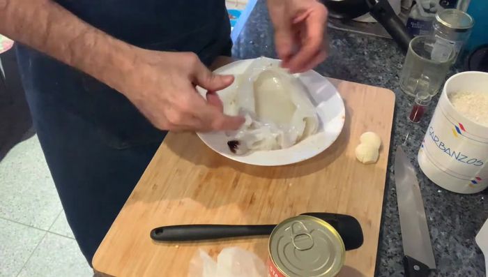 Incorporar la sepia cortada en tiras al sofrito y cocinar unos minutos.
