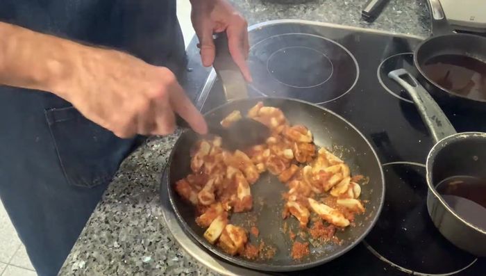 Añadir el tomate triturado al sofrito y cocinar hasta que se haya reducido.