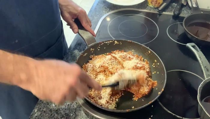 Agregar el arroz al sofrito y sofreírlo ligeramente.