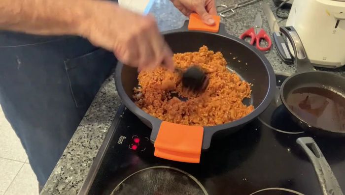 Añadir el agua o caldo (aproximadamente 3.5 partes de líquido por cada parte de arroz) y dejar cocer a fuego medio-alto durante 10 minutos.
