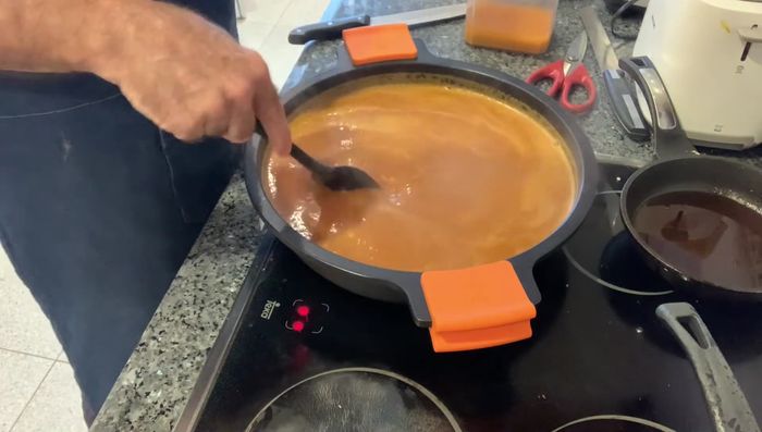 Bajar el fuego y cocer durante 8 minutos más. Añadir las gambas y cigalas reservadas.