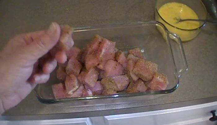 Cortar el lomo de cerdo en trozos de aproximadamente 1 pulgada. Sazonar con sal y pimienta.