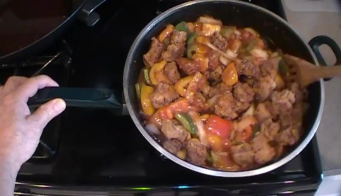 Mezclar el lomo de cerdo frito con la salsa y los vegetales.