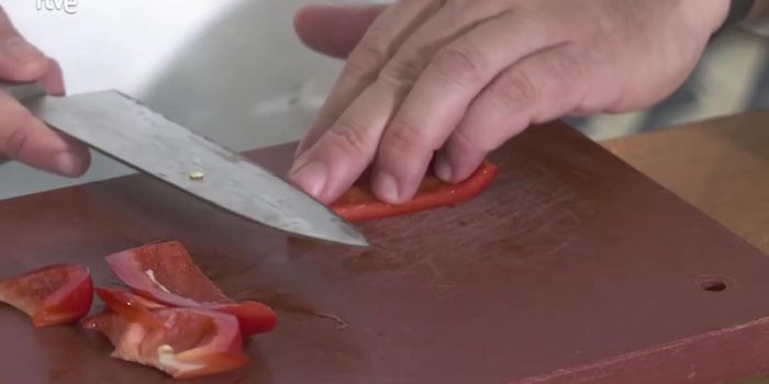Picar finamente el pimiento rojo, pimiento verde y cebolla en brunoise (corte pequeño y uniforme).