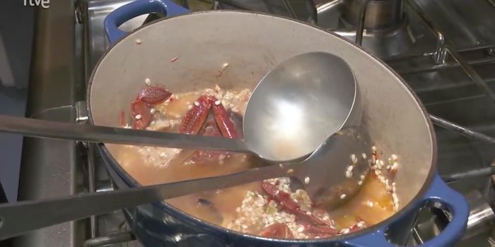 Incorporar la salsa de tomate, los oricios y las algas.