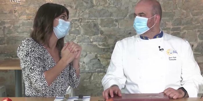 Bajar el fuego al mínimo y cocinar durante 15 minutos más.