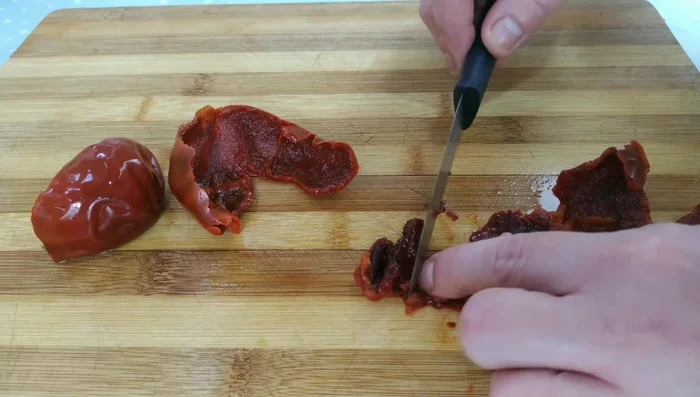 Mientras, extraer la carne de las ñoras.