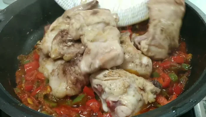 Incorporar la carne de ñora al sofrito.