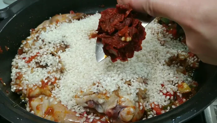 Agregar el arroz, azafrán, romero, tomillo, pimentón dulce y las especias.