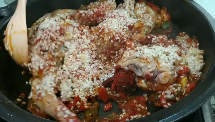 Sofreír ligeramente las especias para intensificar el sabor.