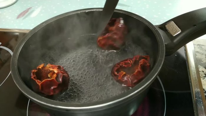 Hervir el conejo durante 2-3 horas hasta que esté tierno.