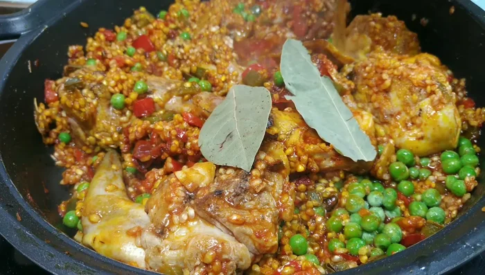 Añadir el vino blanco y el agua (caliente) donde se coció el conejo.