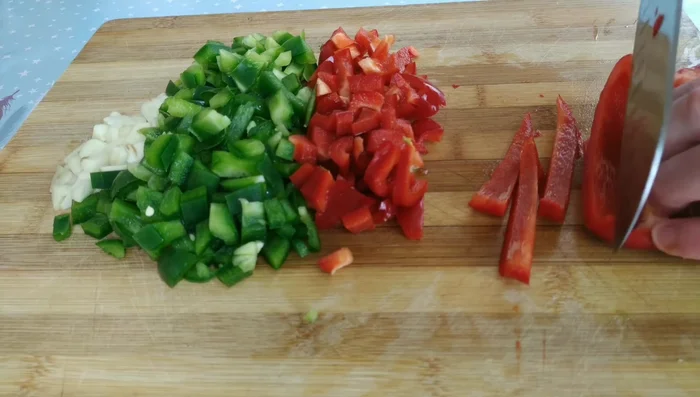 Picar finamente los pimientos verde y rojo en cuadraditos pequeños.