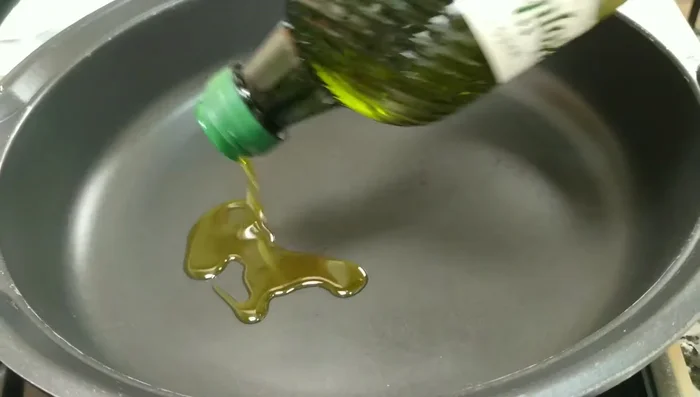 Salpimentar el conejo por ambos lados.