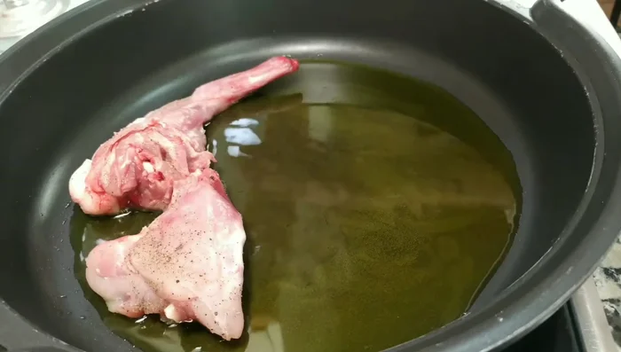 En una olla con aceite de oliva caliente, marcar el conejo.