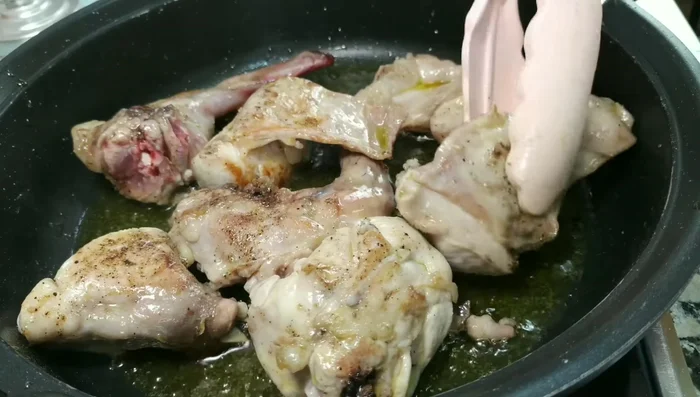 Retirar el conejo y en el mismo aceite, sofreír los pimientos.