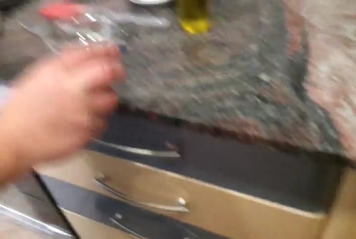 Batir los huevos de codorniz con un poco de sal y levadura.