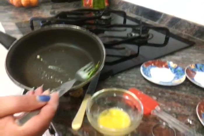Una vez que los espárragos estén ligeramente cocidos, añadir la mezcla de huevos a la sartén, dentro de un círculo formado con una taza.