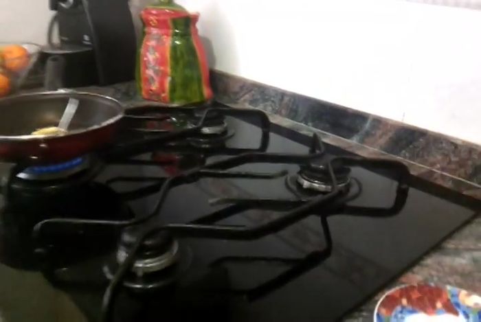 Cocinar a fuego lento, hasta que la tortilla se dore por un lado.