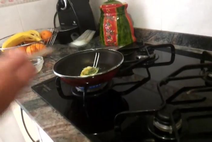 Dar la vuelta a la tortilla con cuidado.