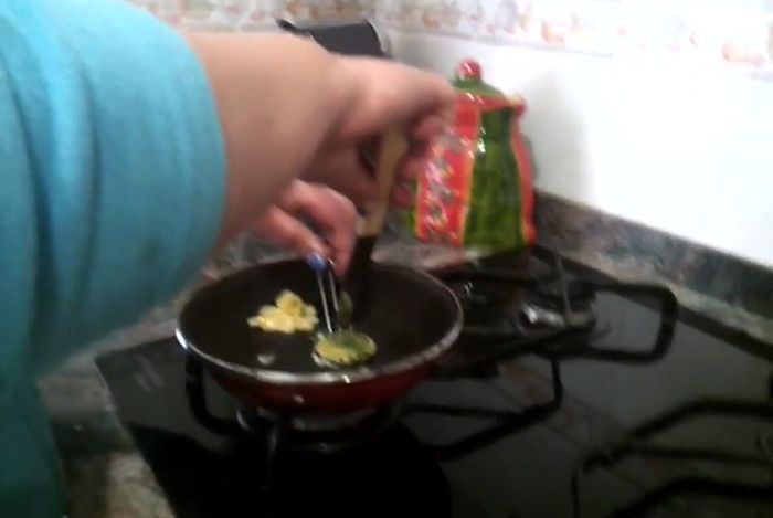 Cocinar el otro lado hasta que esté dorada.