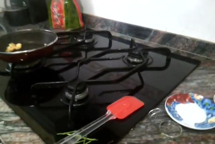 Retirar la tortilla de la sartén y servir.